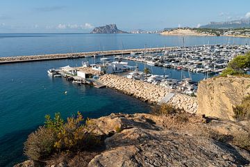 Blauwe Middellandse Zee en jachthaven in Moraira 1 van Adriana Mueller