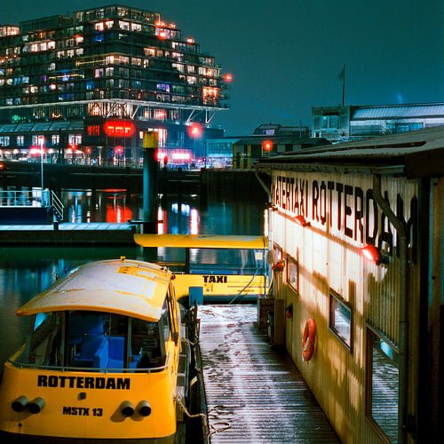 Watertaxi en Fenix, Rotterdam van Vincent van Kooten