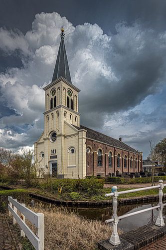 Die Kirche der friesischen Stadt Oosthem bei bewölktem Himmel