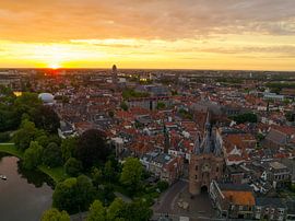 La vieille porte de Sassenpoort à Zwolle pendant le coucher du soleil en été sur Sjoerd van der Wal Photographie