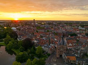Sassenpoort altes Tor in Zwolle während des Sonnenuntergangs im Sommer