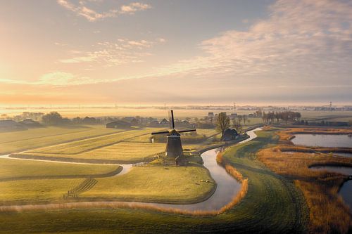 Moulin dans un beau paysage du nord de la Hollande