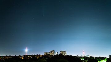 Deutschland, Stuttgart, Juli 2020, Komet neowise über Skyline von Simon Dux