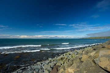 Island - Perfekter einsamer Strand von Blonduos mit großen Steinen von adventure-photos