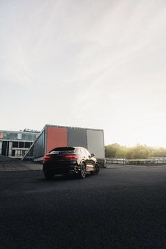 Audi RSQ3 met zonsondergang van Sebastiaan van 't Hoog
