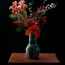 Delfter Blau Vase mit roten Blumen von Werner van Beusekom