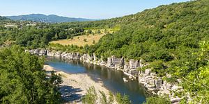 Blick auf den Fluss Ardèche im Süden Frankreichs in dem Départment Ardèche 3.