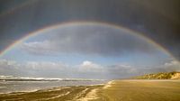 Regenboog op het strand.