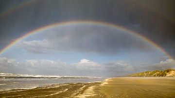 Regenboog op het strand. van Robert Moeliker