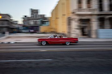 rode oude auto op de malecon Havana