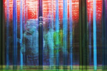 Exposition multiple d'enfants dans un labyrinthe en verre lors d'une foire, en couleurs