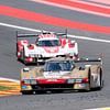 2 Porsche hypercars in de eau Rouge bocht op spa francorchamps van Arthur Bruinen