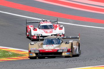 2 Porsche hypercars in de eau Rouge bocht op spa francorchamps van Arthur Bruinen