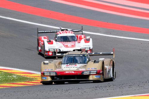 2 Porsche hypercars in de eau Rouge bocht op spa francorchamps