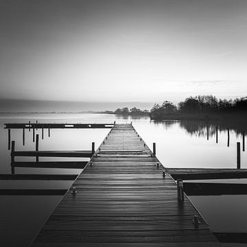 Lever de soleil sur le lac Leekstermeer en noir et blanc