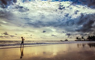 Réflexion sur la plage de Kai Bae, Koh Chang, Thaïlande sur Sven Wildschut