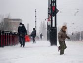 Mensen op de brug in sneeuwstorm van Marcella van Tol thumbnail