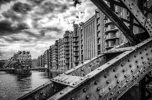 Brug en gevels in Speicherstadt Hamburg in zwart-wit