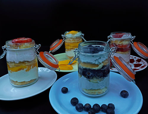 Yoghurt crème bisquit en vers fruit in een glas