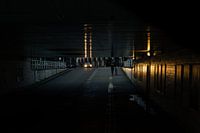 Vom entgegenkommenden Auto beleuchtetes Viadukt