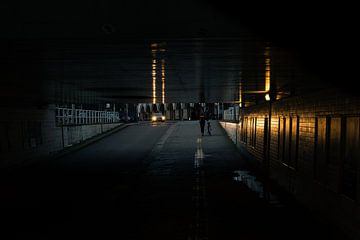 Viaduct die verlicht word door de aankomende auto van Koen Verburg