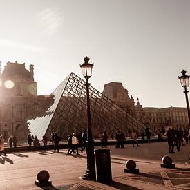 Stimmungsvolle Aufnahme des Louvre in Paris von Stefanie van Beers