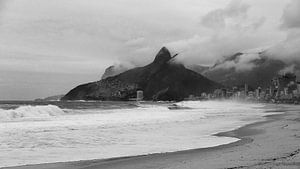 Vagues tumultueuses sur la plage d'Ipanema à Rio de Janeiro