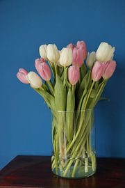 Vase mit Tulpen von Cora Unk