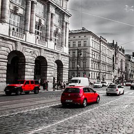 Scène de rue à Prague en noir, blanc et rouge sur RM Photographics