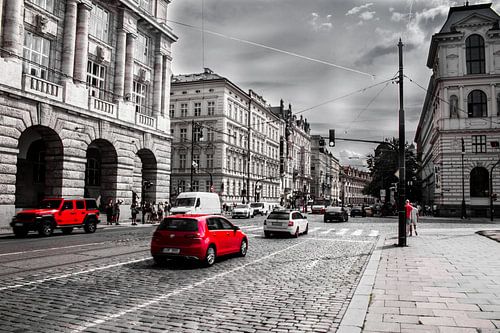 Scène de rue à Prague en noir, blanc et rouge