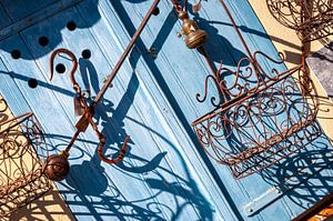Oude blauwe deur met roestige ornamenten