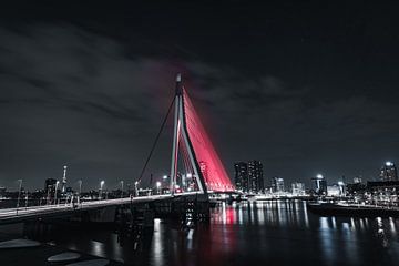 Rode Erasmusbrug Rotterdam, zuid-holland in de nacht van vedar cvetanovic