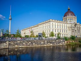 Uitzicht over de Spree naar de televisietoren en het paleis van Berlijn