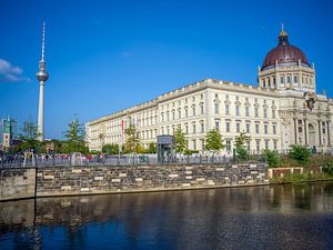 Blick über die Spree auf den Fernsehturm und das Berliner Schloss
