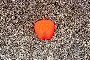 Apple on the Beach - Sand Pt I van Alex Hiemstra