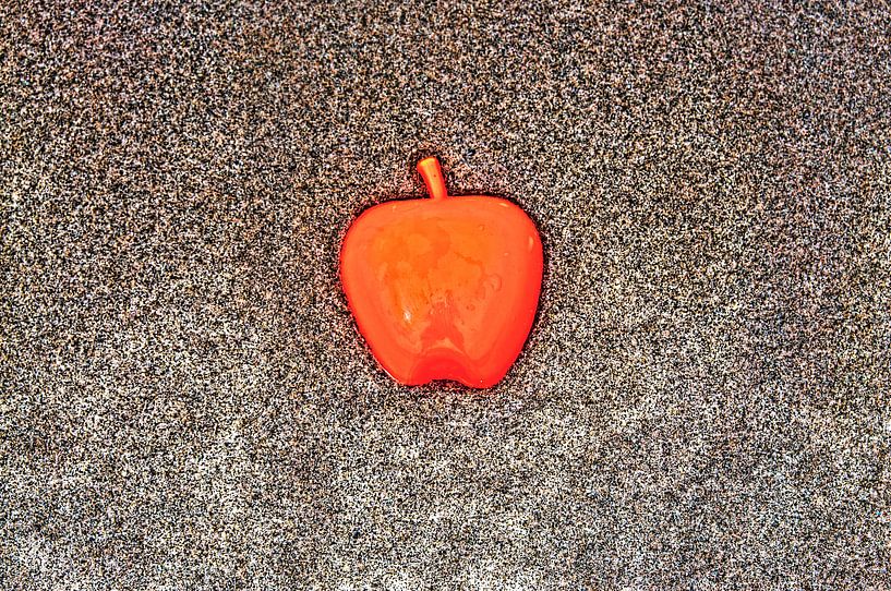 Apple on the Beach - Sand Pt I von Alex Hiemstra