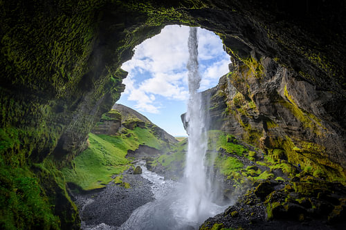 Achter de waterval