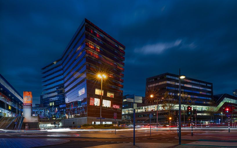Centrum Almere in de avond van Reinder Tasma