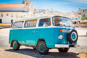 VW bus in de Algarve van Victor van Dijk