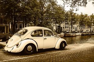 Oude Volkswagen Kever in Amsterdam van Martin Bergsma