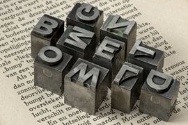 Oude loden drukletters uit een boekdrukkerij van Tonko Oosterink