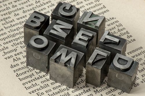 Oude loden drukletters uit een boekdrukkerij