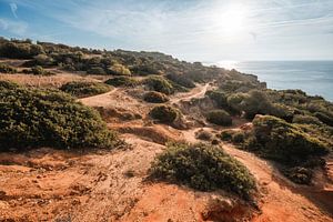Paysage côtier Albufeira Lumière du soleil sur les falaises rouges
