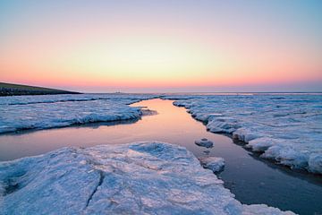 Arktisches Eis und Meereslandschaft auf den Sandflächen des Wattenmeeres von Sjoerd van der Wal Fotografie