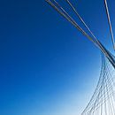 Calatrava-brug tegen blauwe lucht van Maerten Prins thumbnail