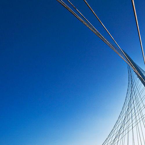 Calatrava-brug tegen blauwe lucht