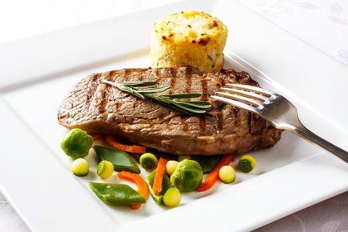 Gegrilde steak  met diverse groenten en aardappelgratin