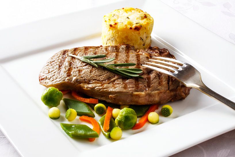 Gegrilde steak  met diverse groenten en aardappelgratin van Henny Brouwers