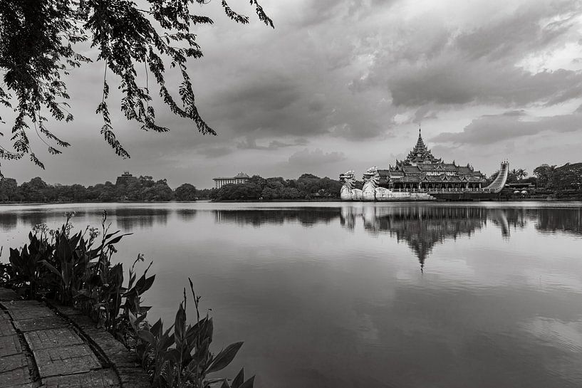 Die königliche Barke in Yangon von Roland Brack