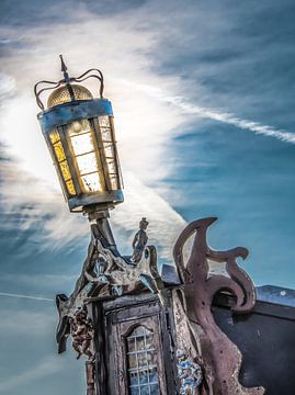 Achtersteven lamp in het tegenlicht van een laaghangende zon van Harrie Muis